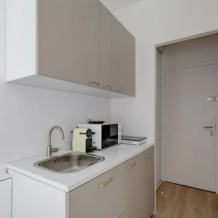 Bluestay 806 - Superb